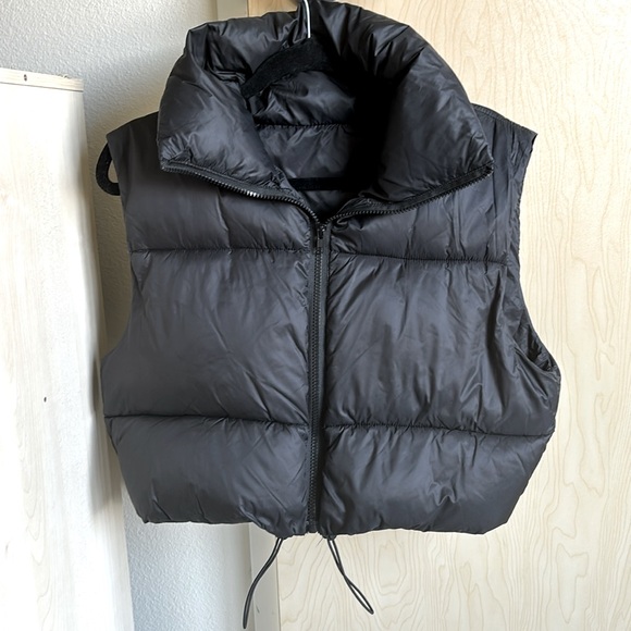 Jackets & Blazers - Black Crop Puffer Vest Size S